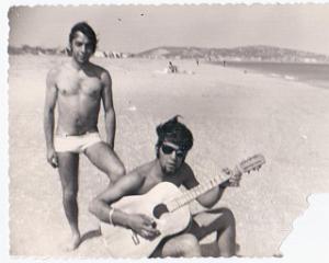 jose navarro et moi a la guitard a set en vacance 1970